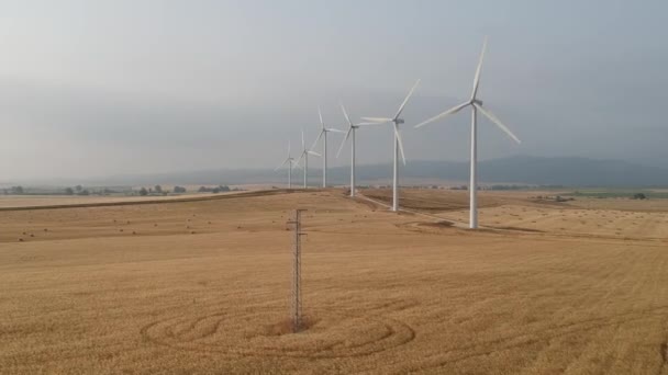 Luchtfoto Van Een Aanlandige Wind Boerderij Spanje Een Zonnige Dag — Stockvideo