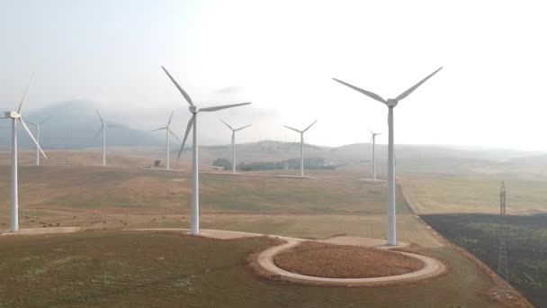 Luchtfoto Van Een Aanlandige Wind Boerderij Spanje Een Zonnige Dag — Stockvideo