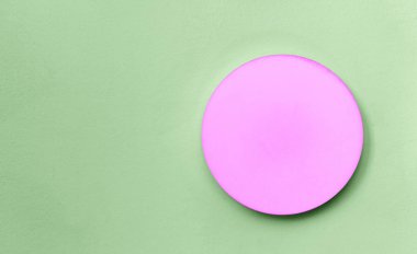 Yeşil bir duvar, yumuşak gölge, pembe lambası yuvarlak arka plan etkisi soyut