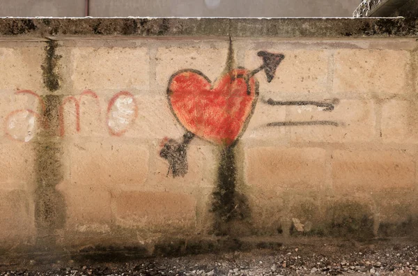 Pulzující Červené Srdce Šípem Italské Slovo Amo Graffiti — Stock fotografie