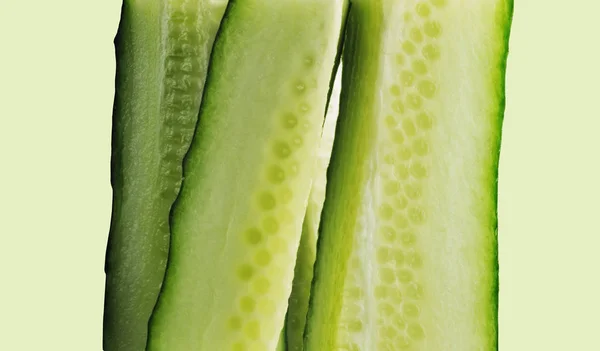 Diversas Seções Pepino Fundo Colorido Foto Estúdio Forma Destacada Gradação — Fotografia de Stock