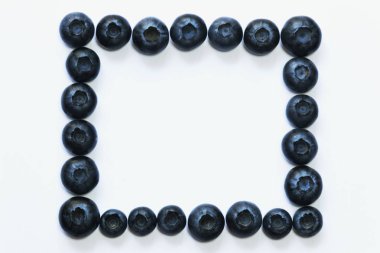 Bilberries bir beyaz arka plan, yaratıcı stüdyo kompozisyon, üstten görünüm, atış, komik efekti stüdyo