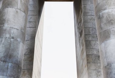 Bir açılış sütunlar arasında bina ile mermer kaplıdır, ön planda iki sütun, geniş açı objektif yuvarlak ,
