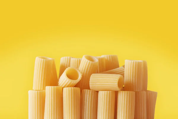 Italienische Pasta Rigatoni Genannt Auf Farbigem Hintergrund Röhrenförmige Pasta Mit — Stockfoto