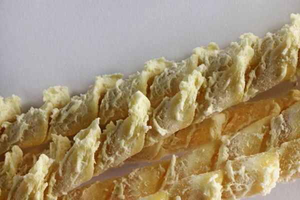 Pâtes Siciliennes Bouchées Torsion Brins Pâtes Sur Fond Blanc Plan — Photo