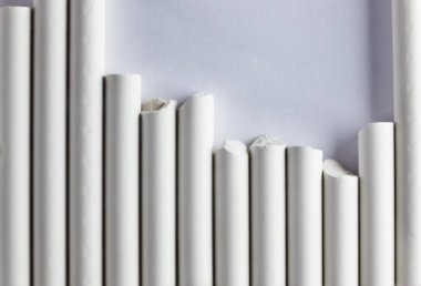 Adet tebeşir beyaz bir arka plan, farklı tebeşir heights, geometrik ve basit kompozisyon, üstten görünüm, soyut etkisi