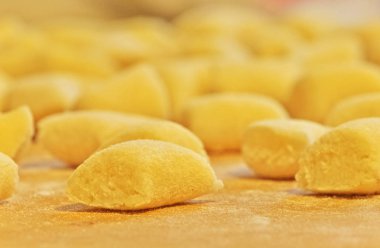 Lezzetli kalın ve küçük el yapımı gnocchi - hamur köfte - odak arka plan dışarı ahşap bir gemide