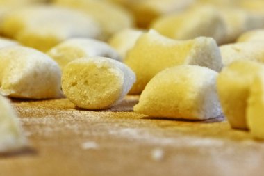 Lezzetli kalın ve küçük el yapımı gnocchi - hamur köfte - odak arka plan dışarı ahşap bir gemide