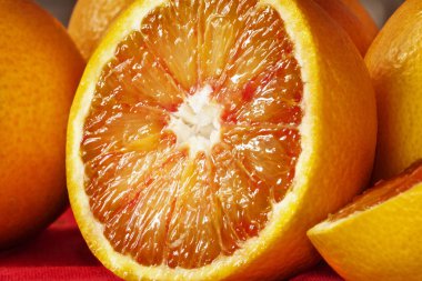 Yarı kan portakalı meyve, turuncu bir dilim ön planda arka plan bütün portakal yakın çekim ,