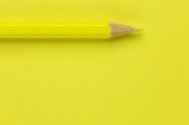 Sarı bir arka plan güzel monokromatik etkisi üzerinde bir sarı kalem