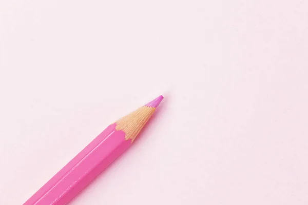 Ein Rosa Bleistift Auf Rosa Hintergrund Schöner Monochromatischer Effekt — Stockfoto