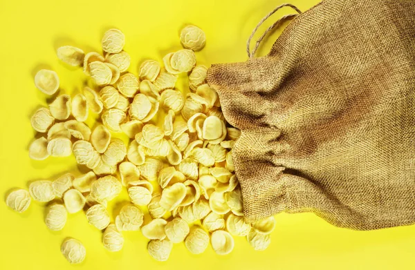 Makarna orecchiette renkli bir arka plan üzerinde — Stok fotoğraf