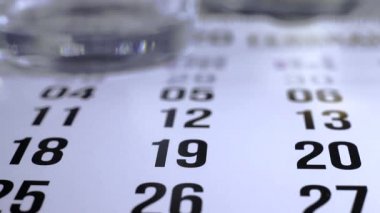Bir takvimde kırmızı kalemle bir haç ve 19 puan ile işaretleme