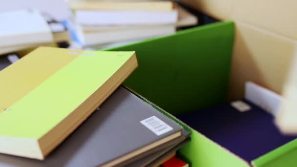 Balící Knihy Zelené Kartonové Krabici Hromady Knih Všude Kolem — Stock video