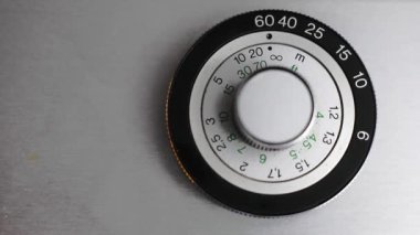 Agfa Movexoom 4000 detay , Süper 8mm ev film kamera , zoom dişli odak 60-6 hareket detay , ayak ve metre odak halka numaraları