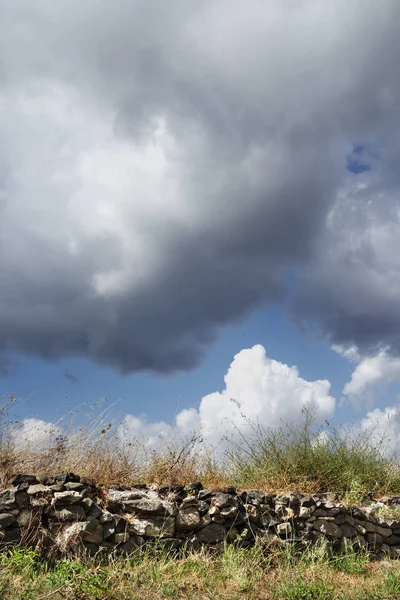 Parede de pedra no campo — Fotografia de Stock