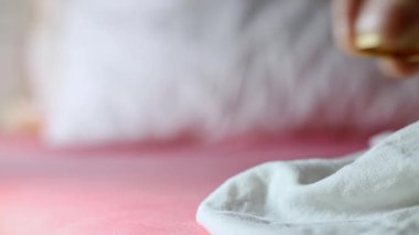 Altın nişan yüzüğü ve el yazısı mektup çarşafarasında yatağa attı , ilişki krizi ,