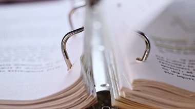 Sayfalar halka klasörüne ekleniyor, klipsi kapatılıyor, makro lens ekleniyor