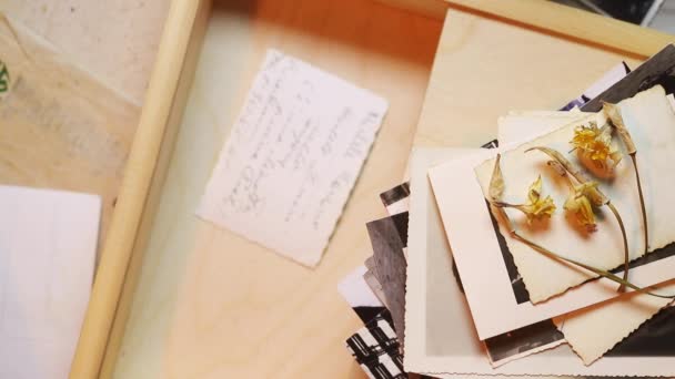 Βάλτε Παλιές Φωτογραφίες Και Καρτ Ποστάλ Χειρόγραφες Λέξεις Ξύλινο Κουτί — Αρχείο Βίντεο
