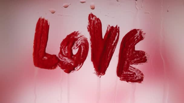 Κόκκινη λέξη αγάπη στο γυαλί — Αρχείο Βίντεο