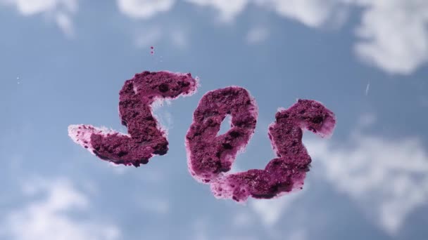 ミラー上の紫色のテンペラ色で書かれたSosメッセージは 青い曇りの空は ミラーに反映され 美しい白い雲が速く流れる — ストック動画