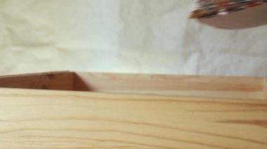 Tahta bir kutuda eski mektup paketleri, kırmızı kurdeleler mektupların etrafına bağlanmış.