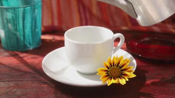 Kaffee Einer Weißen Tasse Mit Neapolitanischer Flip Kaffeekanne Orangenblüte Auf — Stockvideo