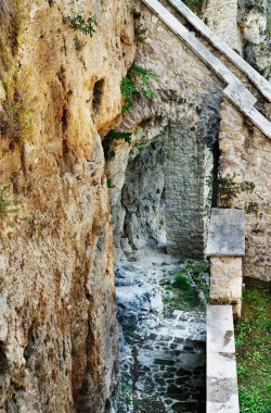 Kayaya oyulmuş bir yol.