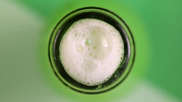 Grüne Flasche mit weißen Blasen — Stockvideo
