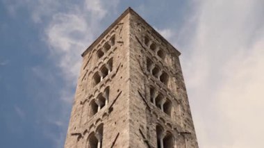 Anagni Katedrali 'nin çan kulesi mavi gökyüzüne karşı, güzel kare kule.
