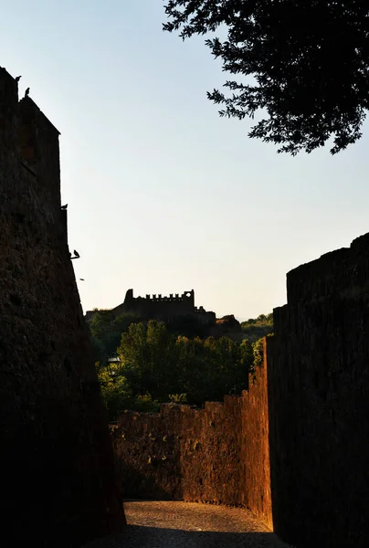 Tuscania-Włochy - wąska uliczka o świcie — Zdjęcie stockowe