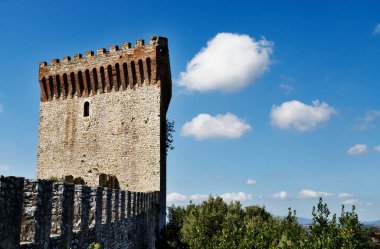 Castiglione del Lago-Italy- Ağustos 2020, Aslan Kalesi üçgen şeklinde kalesi ve güzel rendelenmiş duvarları var. ...