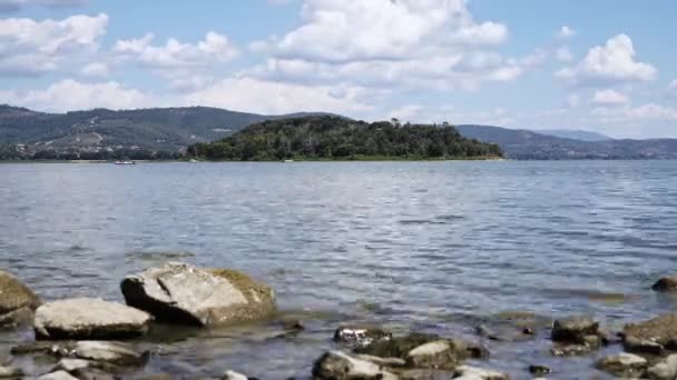 Trasimeno Lake Sailing Canoe Foreground Seawall Background Lake Coast — Stock Video