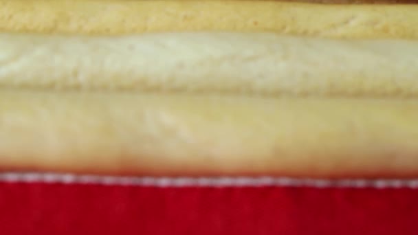 色の綿の布においしいパンスティック さわやかなドライ焼きパンの長い棒 下から上にパン — ストック動画
