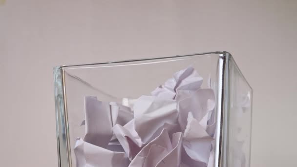 Cam Kabın Içine Beyaz Buruşmuş Kağıt Atmak — Stok video