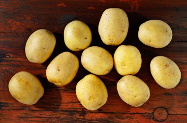 Tahta masadaki tüm sarı patatesler