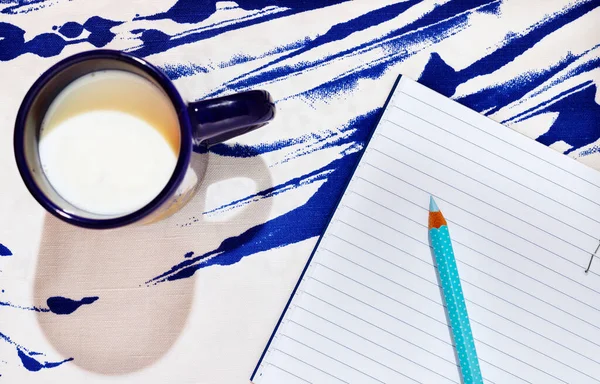 Taza azul con leche sobre fondo de color — Foto de Stock