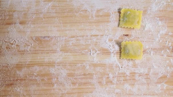 Raviolis Cuadrados Puestos Mesa Madera Por Manos Femeninas Con Guantes — Vídeos de Stock