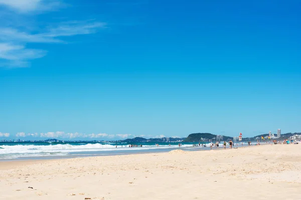 ゴールド ・ コースト, クイーンズランド州, オーストラリア - 2015 年 4 月 2 日: 日当たりの良い忙しい日水着にたくさんの人とサーフボード日焼けを取得し、海に泳ぎにビーチ — ストック写真