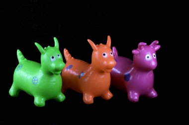 siyah zemin, üzerinde, plastik, Sevimli, renkli, çocuklar için, oyuncak, hayvan