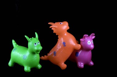 siyah zemin, üzerinde, plastik, Sevimli, renkli, çocuklar için, oyuncak, hayvan