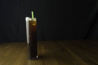 servis masasına bir bardak buzlu çay koyun