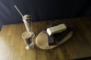 Masa ve Süt içecekleri hazırlanan kalıplı çikolata