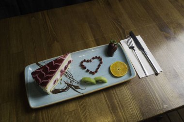 Tepsi dilimlenmiş çikolatalı kek ve turuncu duruyor