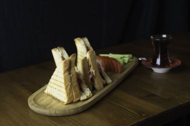 Kahvaltı için dilimlenmiş çedar ve sıcak köpek tost