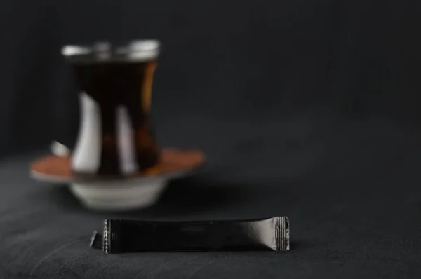 Una taza de té sobre un fondo negro — Foto de Stock