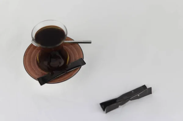 Una taza de té en una cuchara y azúcar molida blanca — Foto de Stock