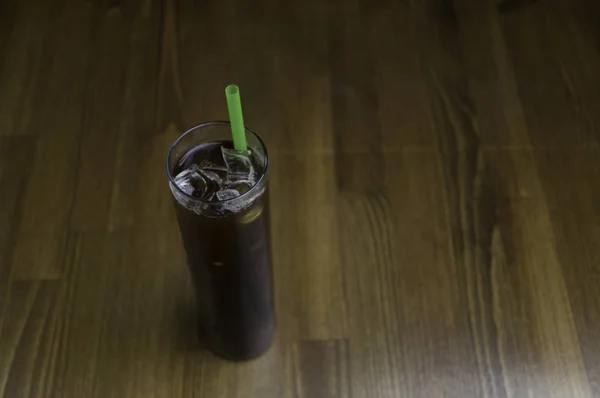 Poner un vaso de té helado en la mesa de servicio — Foto de Stock