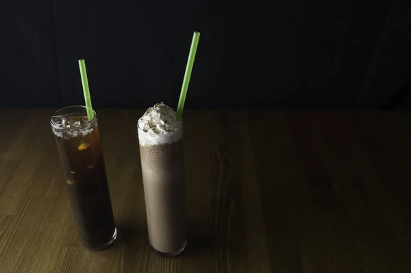 El mostrador de servicio con un vaso de té helado y colocó un vaso de chocolate frío — Foto de Stock