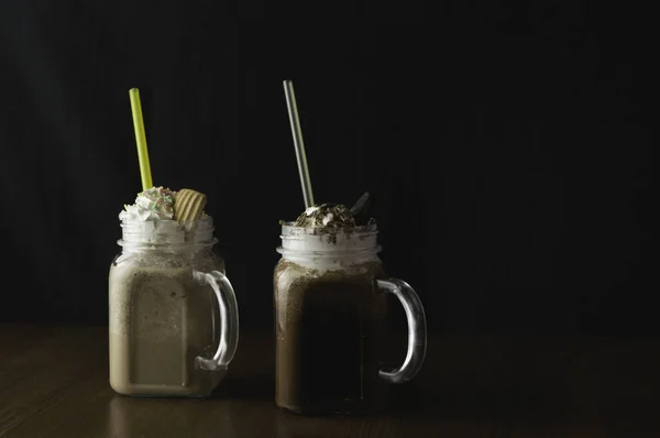 Frutas preparadas y bebidas dulces con sabor a chocolate exótico — Foto de Stock